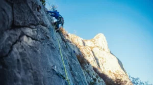 tantangan mendaki gunung