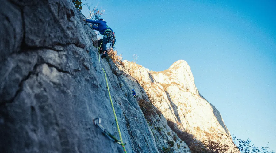 tantangan mendaki gunung