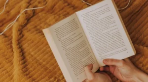 membaca buku yang baik